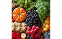 Mesa llena de alimentos coloridos y frescos: frutas, verduras, nueces, semillas