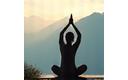 Persona realizando yoga en un paisaje montañoso al amanecer, con una postura equilibrada