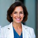 Retrato profesional de Dra. Elena Martínez, médica integrativa.