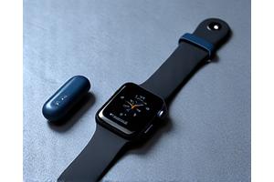 Dispositivos de fitness inteligente como pulseras y auriculares deportivos
