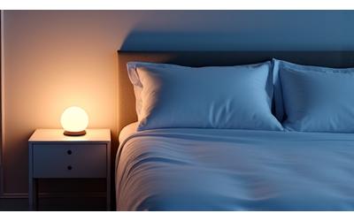 Persona durmiendo plácidamente con dispositivos modernos de monitoreo de sueño